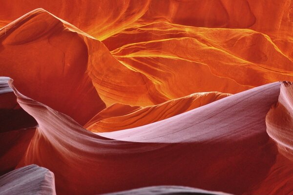 Montagnes rouges de sable du désert