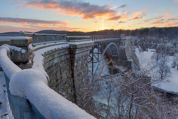 Alte Steinbrücke im Winter