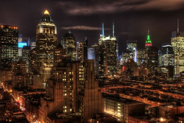 Ville de nuit étincelante de lumières