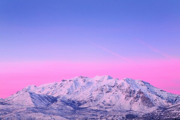 Die Höhe der Berge und der rosa Sonnenuntergang