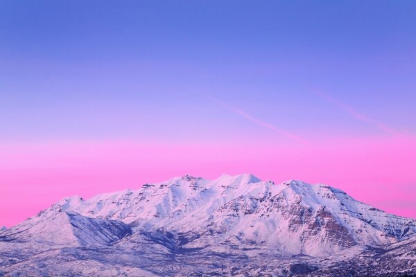 A altura das montanhas e o pôr-do-sol rosa