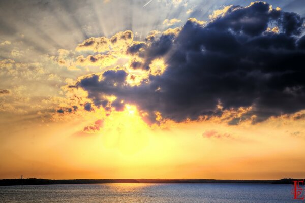 Idylle. Ciel, eau et coucher de soleil