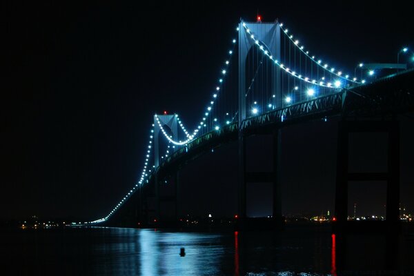 Puente iluminado por guirnaldas de linternas