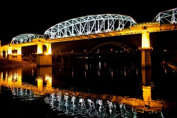 Подорож по мосту через воду в Америці