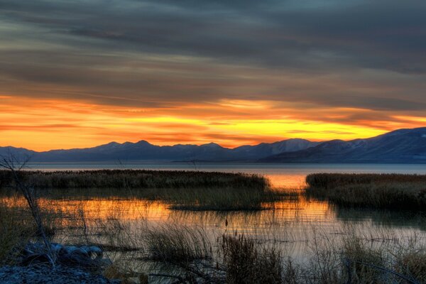 Bellissimo tramonto su un lago nebbioso in America