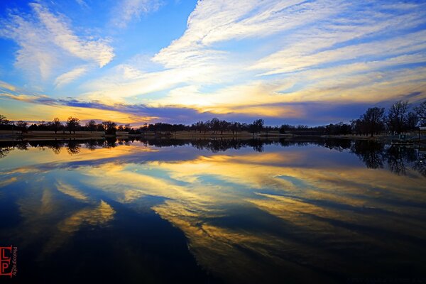 Sehr schöne Wolken in Wasserreflexion