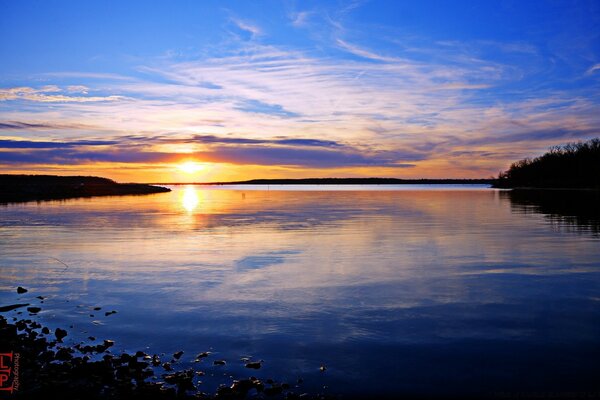 Reflexion von Sonnenuntergang und Morgengrauen im Wasser