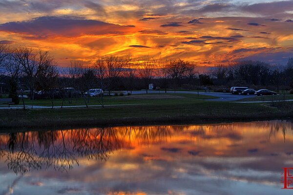 Reflets de feu du coucher de soleil sur l eau