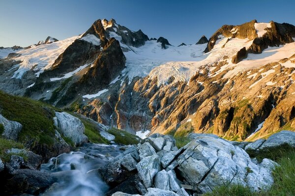 Berggipfel, die in den Himmel schauen