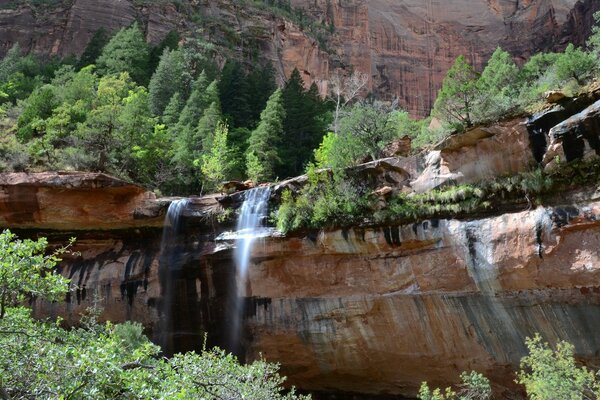 Wasser vom Wasserfall fällt in die Schlucht