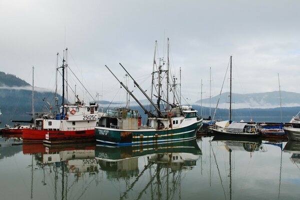 Navios na água em uma manhã nublada