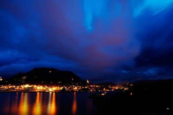 Cidades em luzes, água e romance