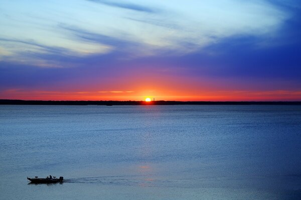 Sonnenuntergang und Sonnenaufgang am Wasser in Amerika