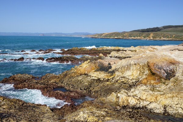 Ein wilder, felsiger Strand mit unruhigem Wasser