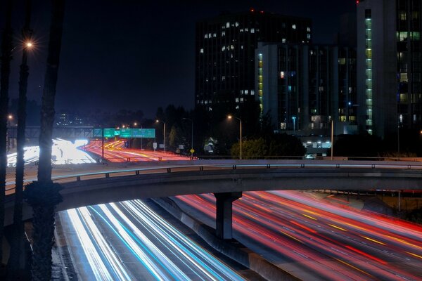 La ciudad nocturna no duerme la hora punta