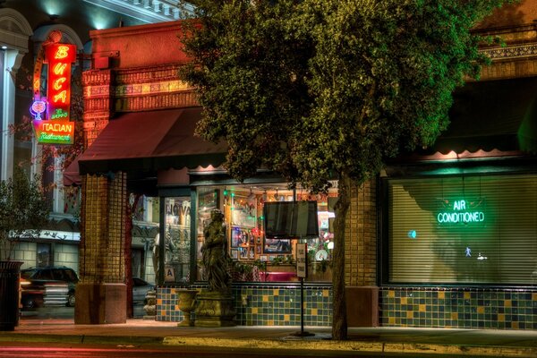 Escaparate de la tienda en la foto por la noche