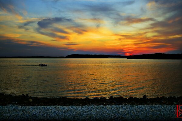 Lago pôr do sol verão noite