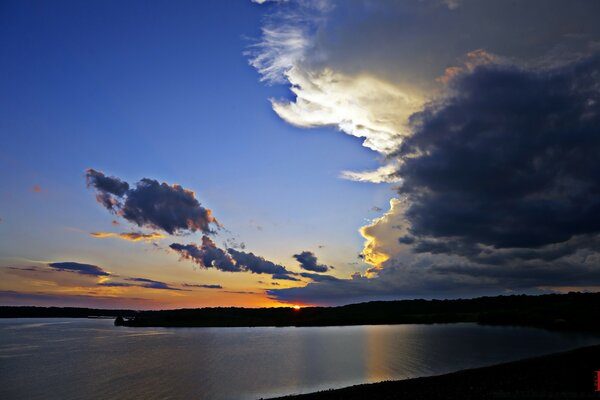 Abend Sonnenuntergang im schwarzen Wasser