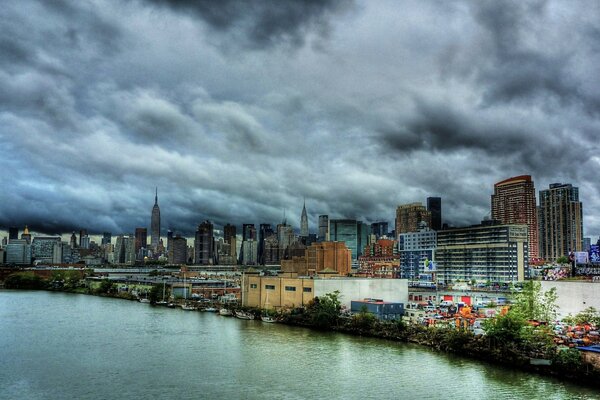 Wolken verdichten sich über den Gewässern von Seoul