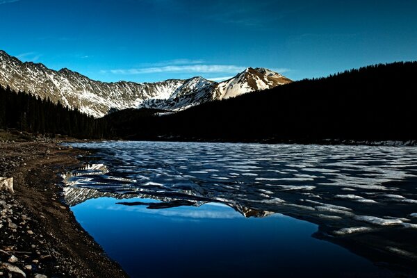 Lac de montagne tôt le matin