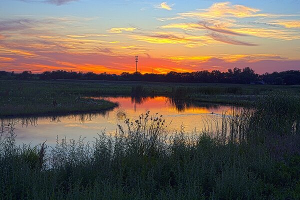 Le ciel coucher de soleil se reflète dans l eau