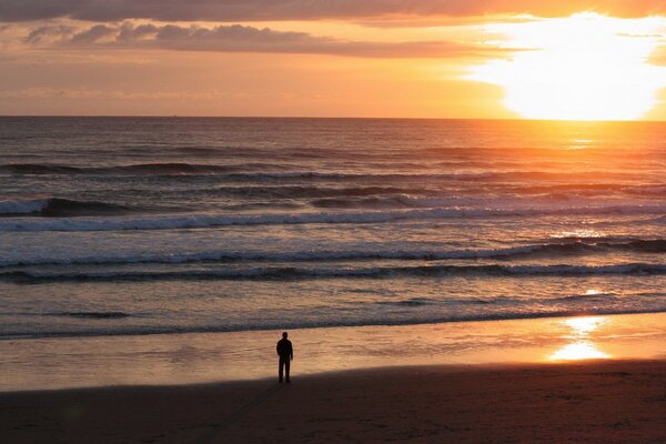 Hermosa puesta de sol en el mar con olas