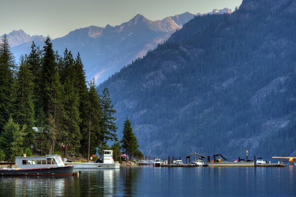 Американское озеро, вода и горы