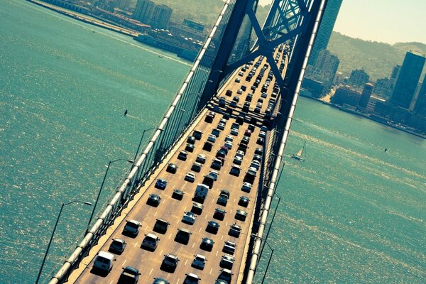 A grande ponte com carros na América