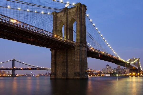 Ponte sospeso americano. foto dall acqua