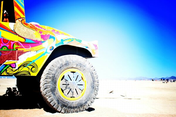 Plage de couleur SUV sur le sable