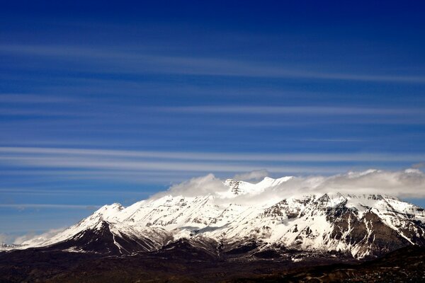 Nieve en la cima de las montañas en el fondo