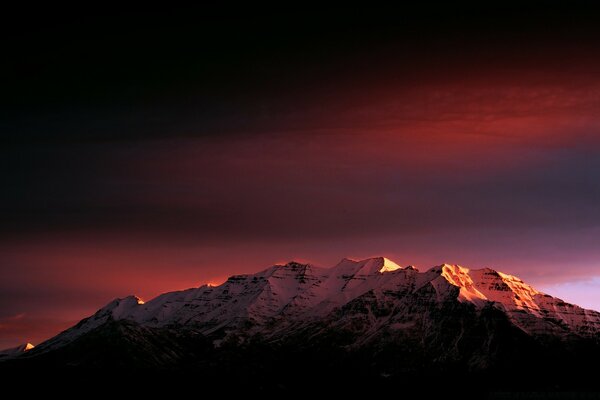 Rrzovo karminroter Sonnenuntergang über den Bergen