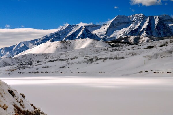 Die Berge Amerikas im Winter im Schnee