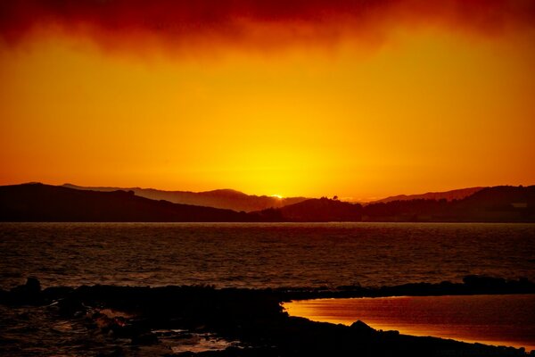 Puesta de sol naranja. Fondos horizonte