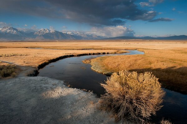 Blauer Himmel auf See Hintergrund