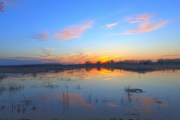 Riflesso del tramonto nello spazio acquatico