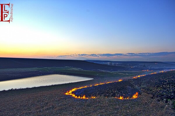 Feu, champ, coucher de soleil et rivière