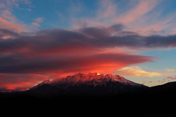 Puesta de sol de la tarde en el fondo de la colina