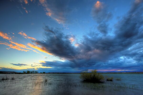 Chmury cumulus Sunset nad powierzchnią jeziora