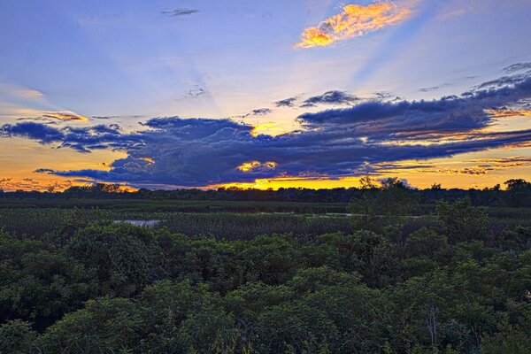 Nuvole che coprono il sole al tramonto in America