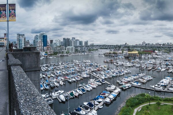 Der große Stadthafen mit zahlreichen Yachten und Booten