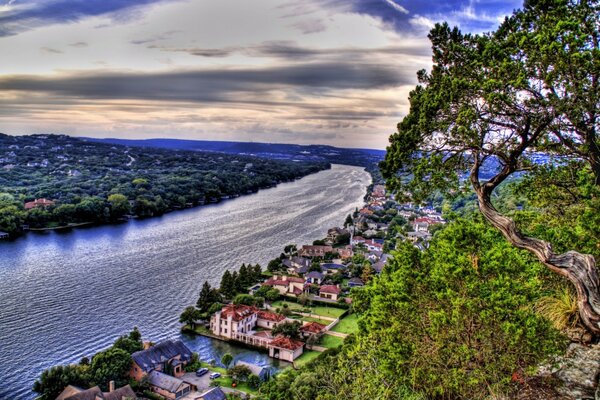 Città estiva sul fiume. viaggio in America