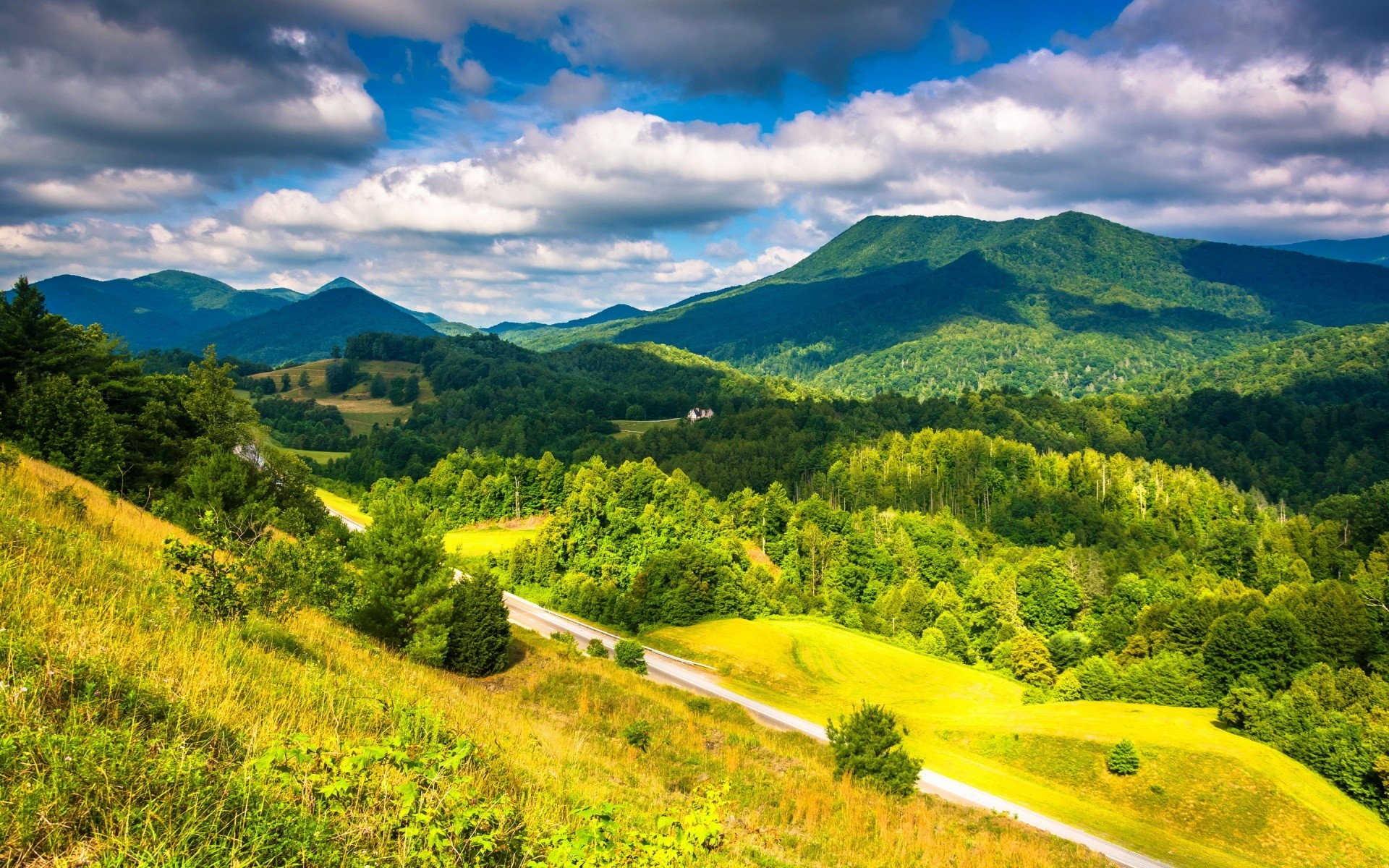 landschaft landschaft natur himmel reisen hügel landschaftlich im freien landschaft landschaft baum berg gras sommer heuhaufen spektakel feld landwirtschaft holz wolke