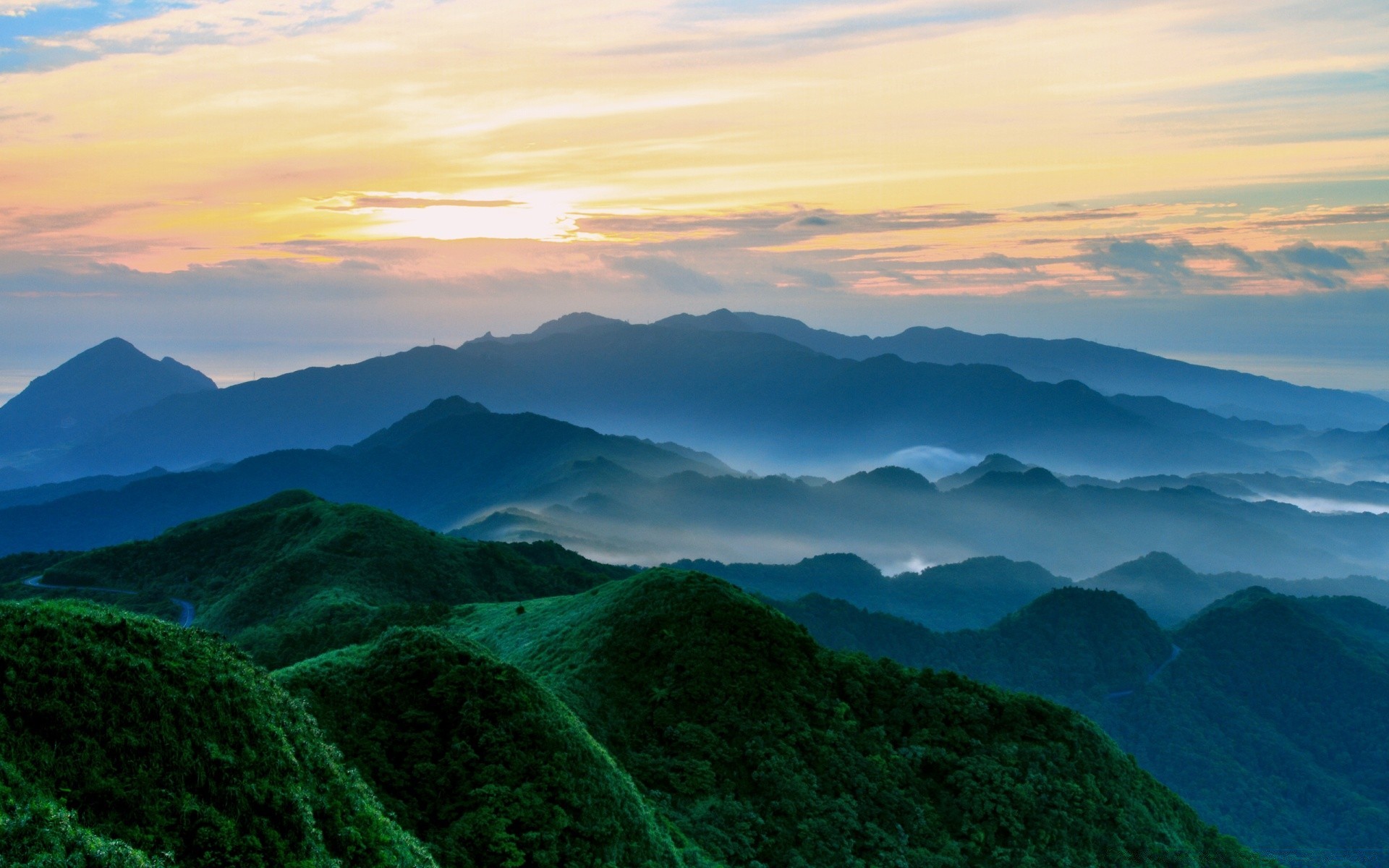 paysage montagnes voyage paysage aube brouillard coucher de soleil nature brouillard ciel soir en plein air