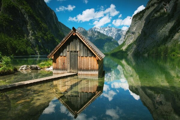 Die Berge und der Himmel spiegeln sich im See wider