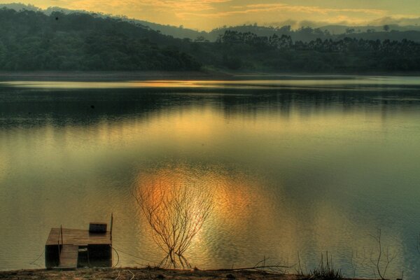 Hermoso lago tranquilo de uspaca