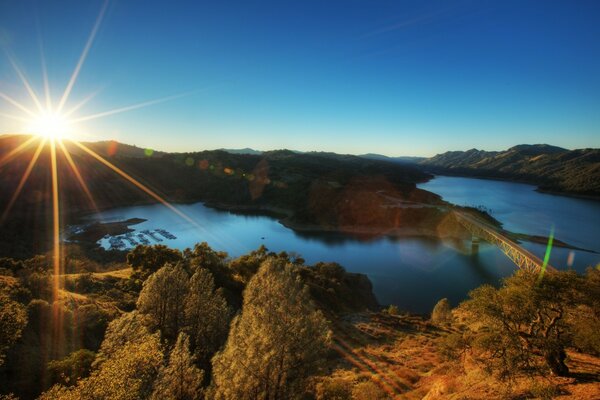 Nascer do sol nas montanhas do outono