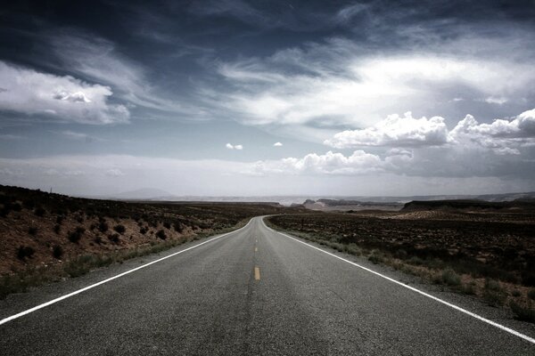 Carretera de asfalto en la distancia