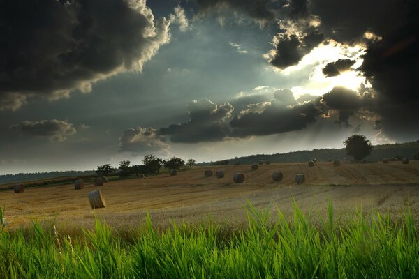 Heno en el campo el cielo malvado como antes de una tormenta eléctrica