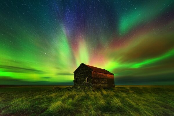 L aurora boreale ha illuminato tutto intorno